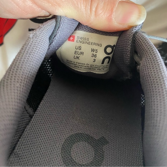 ON CLOUD SWISS ENGINEERED CLOUD WOMENS SNEAKERS, BLACK /WHITE, SIZE US 5 - Picture 8 of 9